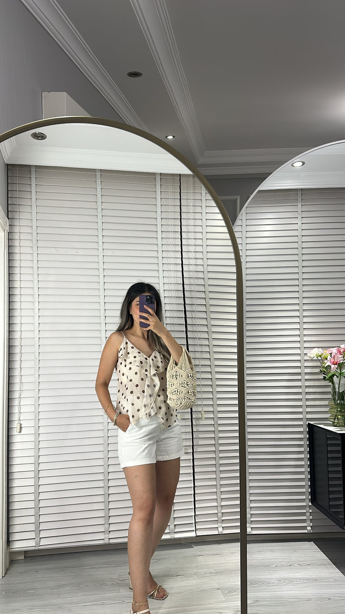 Puantiye Desenli Askılı Fırfırlı Bluz — Bej