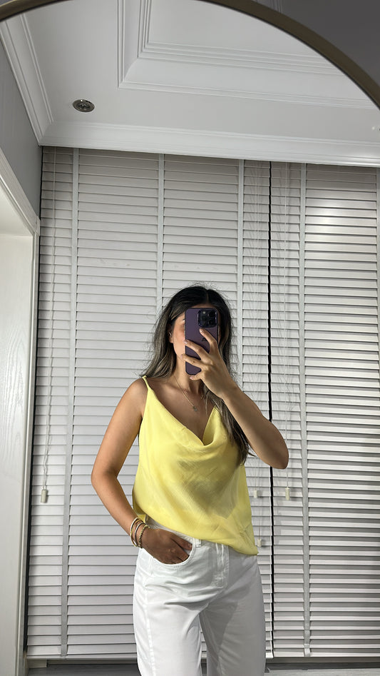 Degaje Yaka Dökümlü Bluz — Sarı